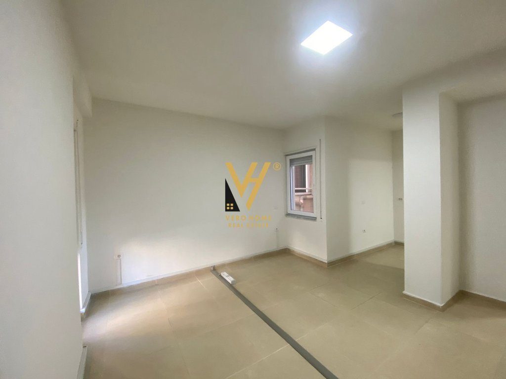 JEPET ZYRE 93 M2 ME QERA TE RRUGA E KOSOVAREVE 1.100 EURO