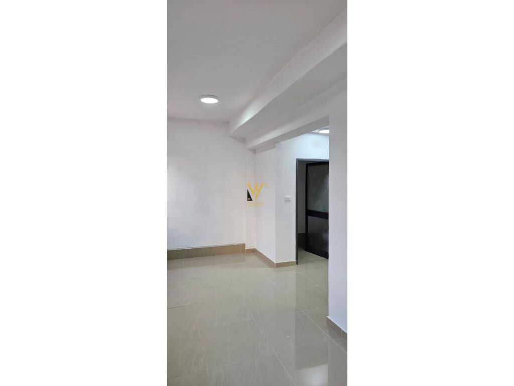 Jepet Dyqan me qera te Qyteti i Studenti 30 m2 3