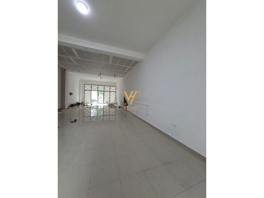 JEPET DYQAN 124 M2 ME QERA TE KOMUNA PARISIT 2.400 EURO 1