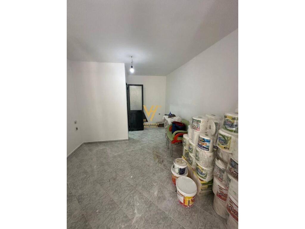 Jepet Dyqan me qera te 21 Dhjetori 40 m2 3