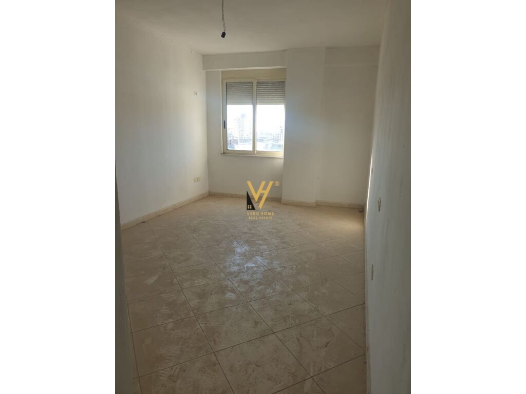 Shitet Apartament 1+1+ballkon ne Qender te Kavajes 76 m2