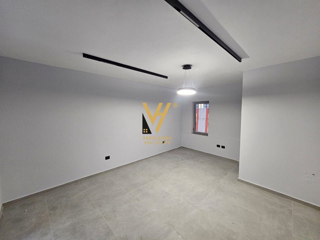 JEPET AMBIENT BIZNESI 24 M2 ME QIRA TE HIM KOLLI 50.000 LEKE 2