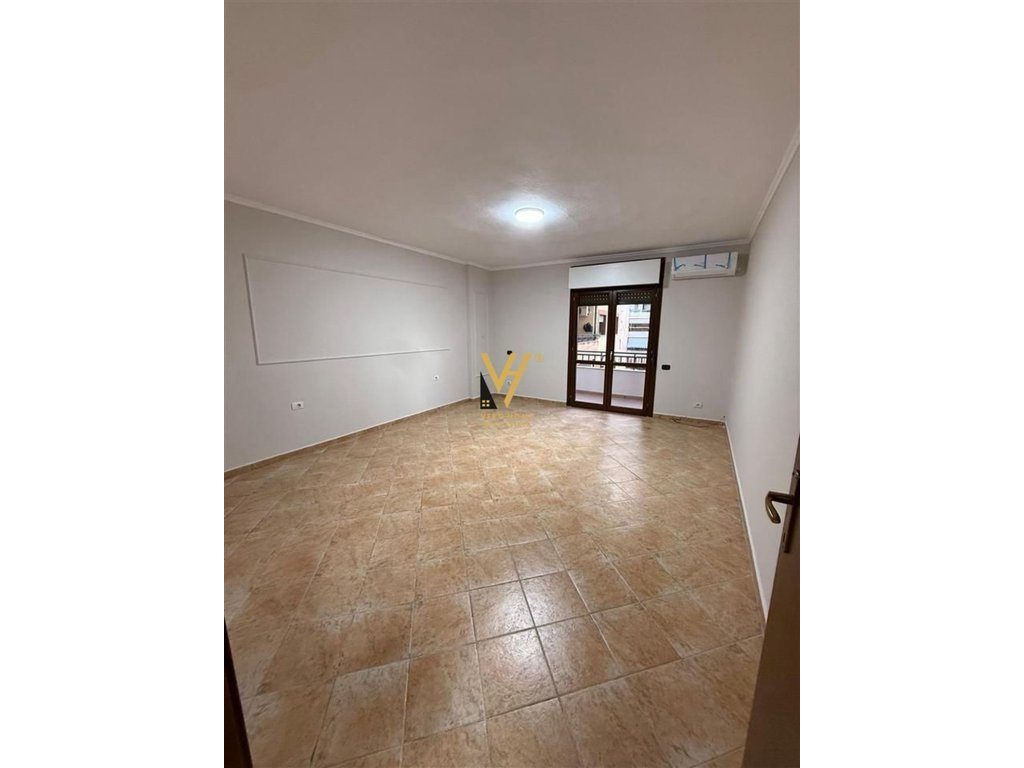 JEPET ZYRE 165 M2 ME QERA TE KOMUNA E PARISIT 1.200 EURO
