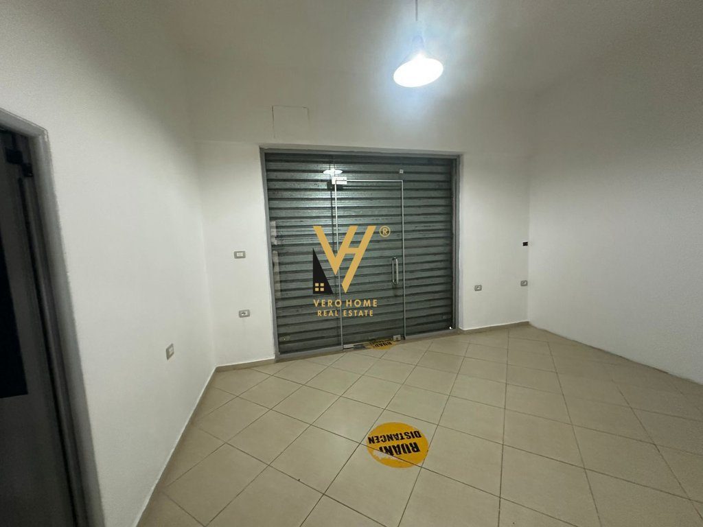 JEPET AMBIENT 180M2 ME QERA TE RRUGA E KAVAJES 90.000 LEKE 3