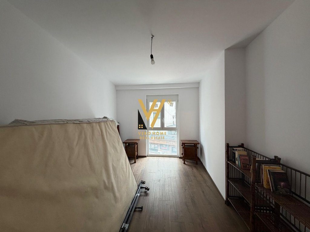 JEPET ZYRE 135 M2 ME QIRA TE RRUGA E ELBASANIT 180.000 LEKE 2