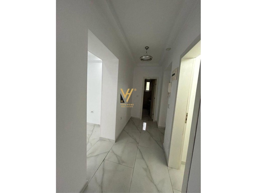 JEPET AMBIENT 50 M2 ME QIRA TE RRUGA E DIBRES 700 EURO 2