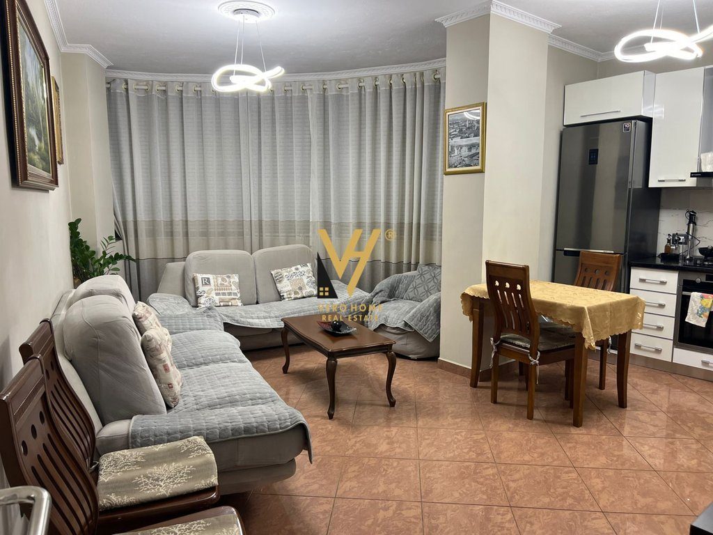JEPET APARTAMENT 2+1+2+BLK ME QERA NE QENDER 1.200 EURO