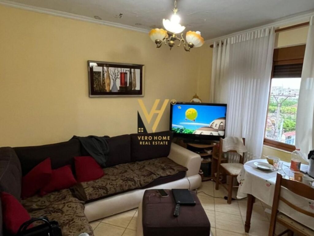Shitet Apartament 2+1+2+ballkon te Lagjia 1 Maji , Fier 75 m2
