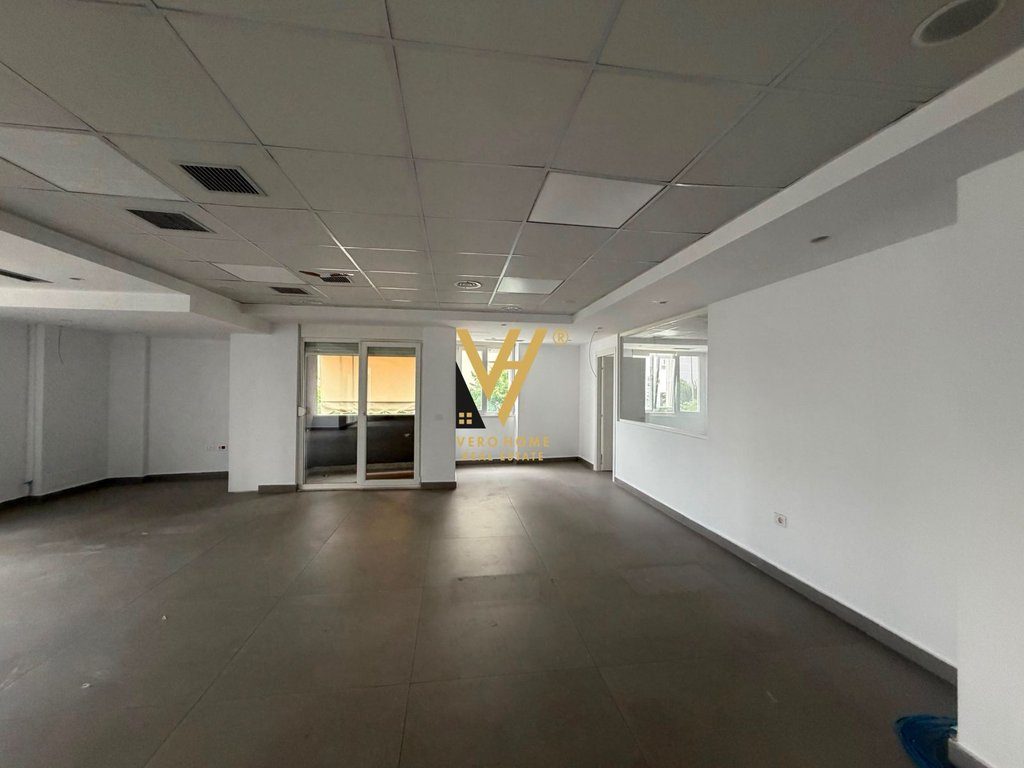 JEPET ZYRE 448 M2 ME QERA TE KIKA 2, KOMUNA PARISIT 7.000 EURO 3
