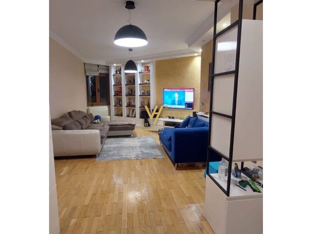 Shitet Apartament 3+1+2+ballkon pran Qendres Kristal 152 m2