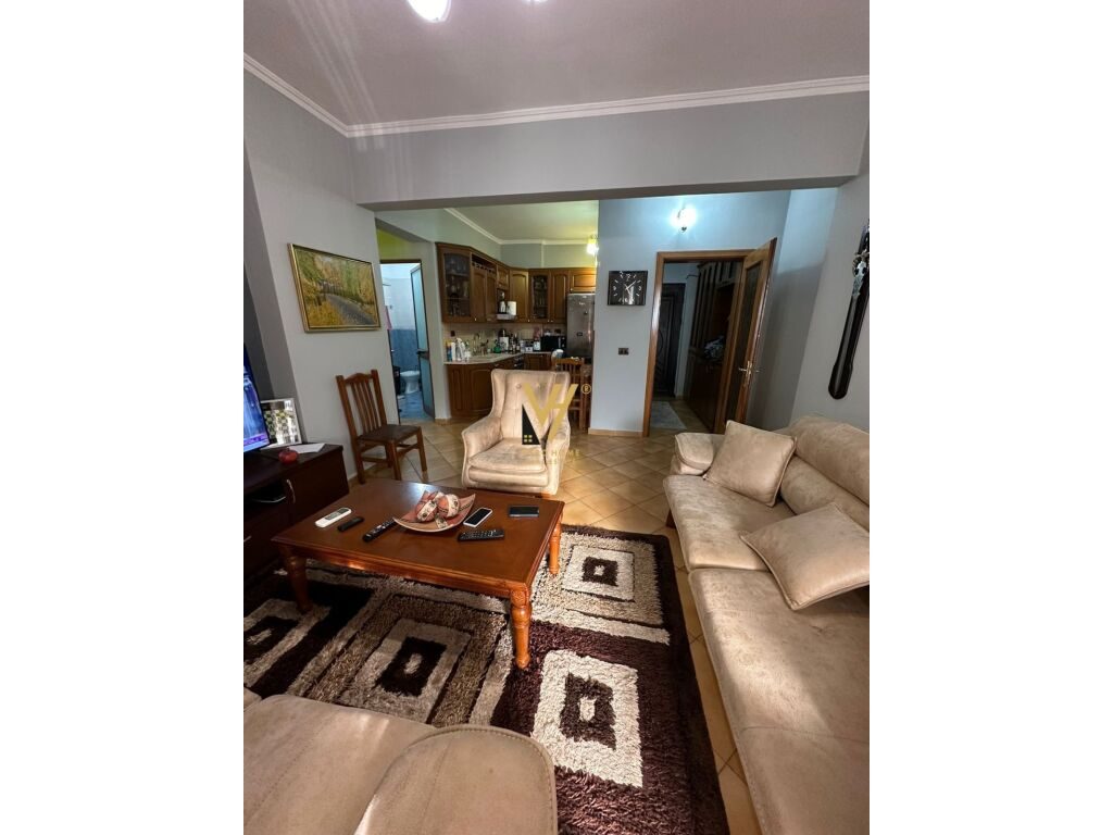 Shitet Apartament 3+1+2+ballkon te Komuna e Parisit 94 m2
