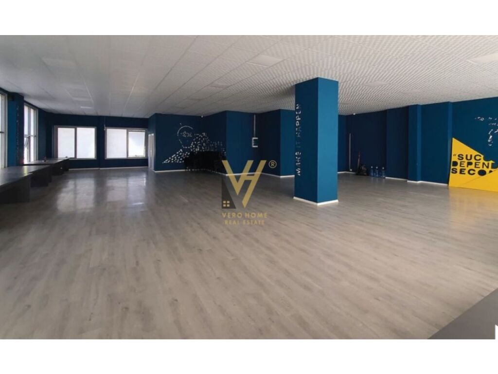 Jepet ambjent biznesi me qera te Rruga Bardhyl 240 m2