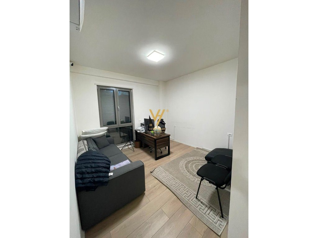 JEPET AMBIENT BIZNESI 105 M2 ME QIRA TE RRUGA E KAVAJES 140.000 LEKE 3