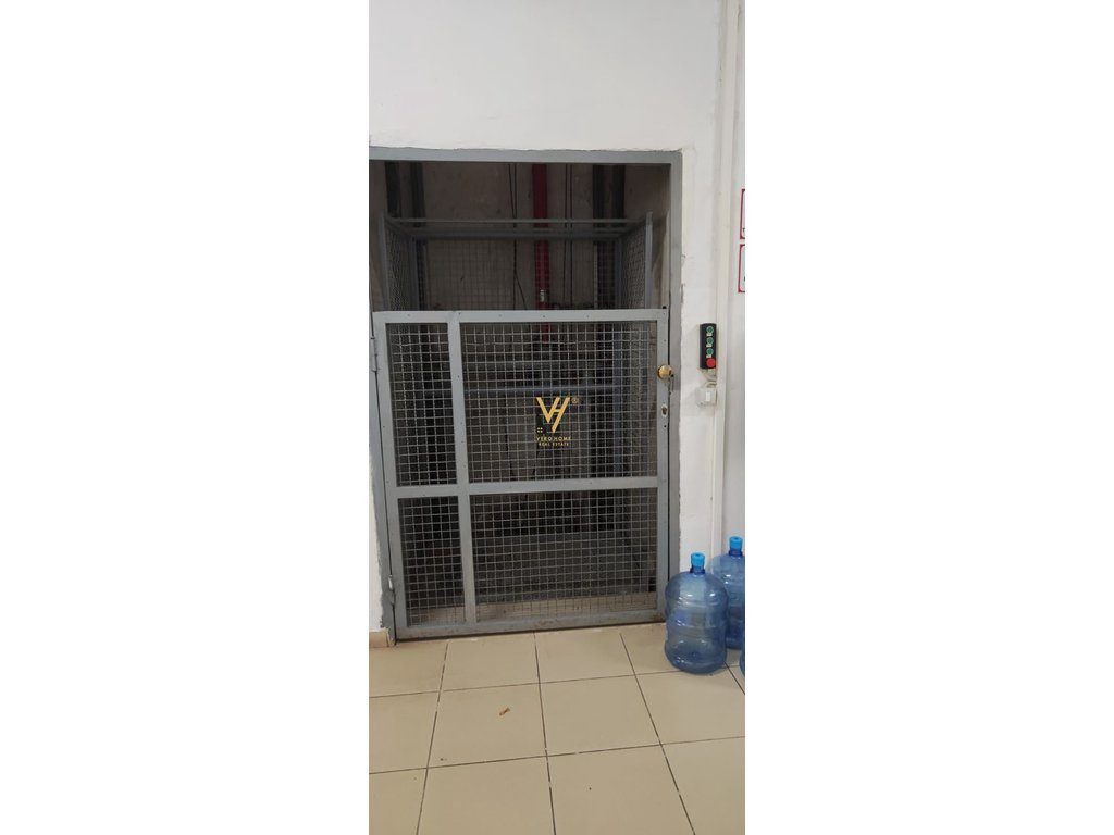 JEPET MAGAZINE 900 M2 ME QIRA NE KOMBINAT 2.850 EURO 3