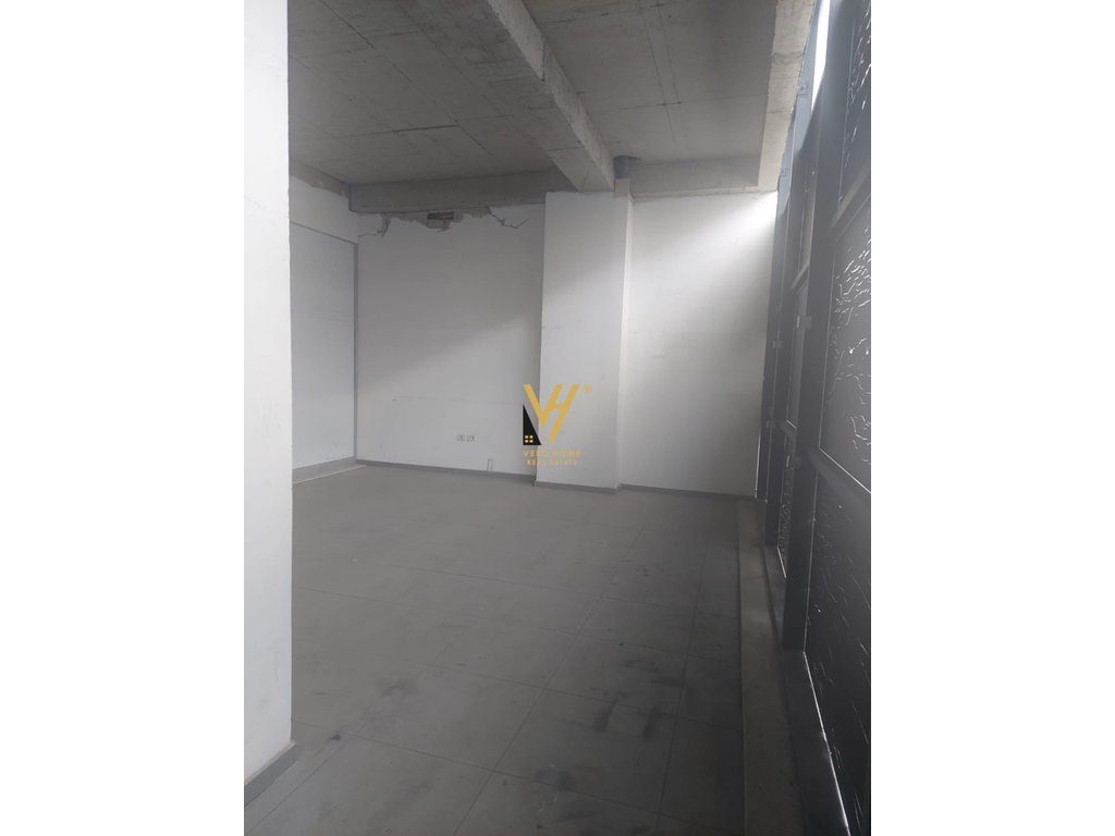 JEPET ZYRE 105 M2 ME QERA TE KOMUNA E PARISIT 1.000 EURO