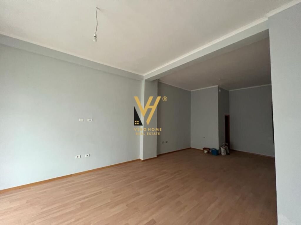 Jepet Dyqan me qera te Liqeni i Thate 99 m2 1