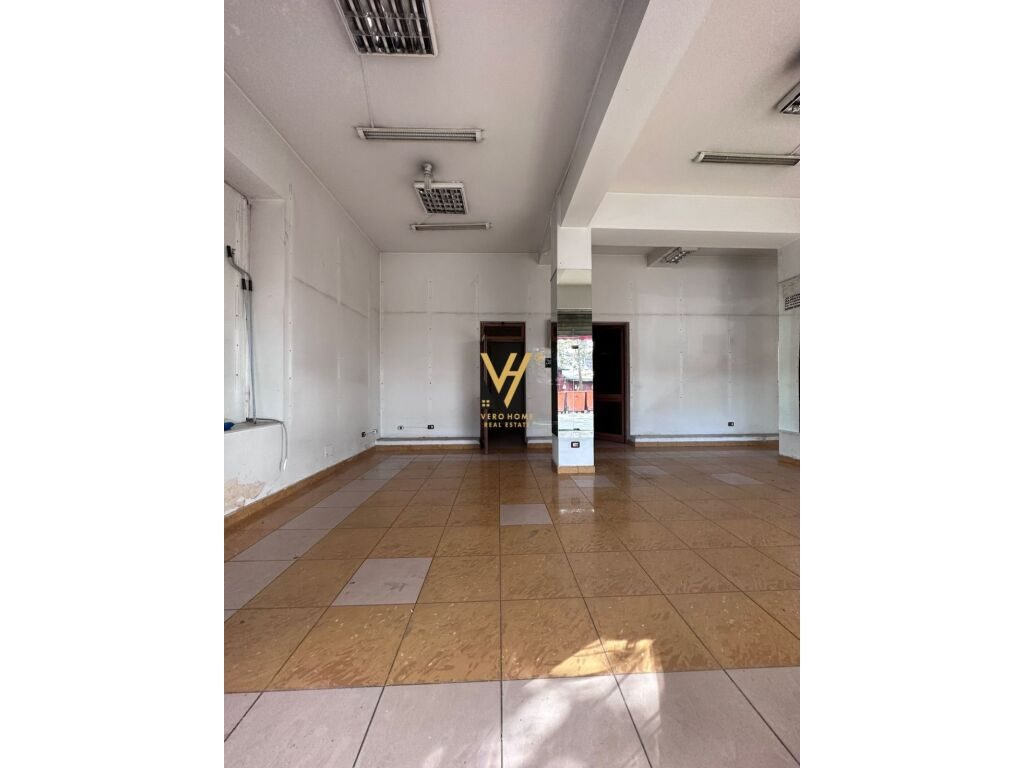 Jepet dyqan me qera te Xhamlliku 80 m2 1