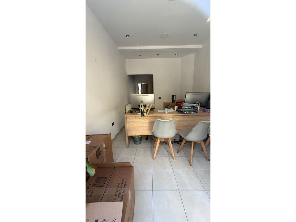 JEPET DYQAN 30 M2 ME QIRA TE RRUGA E DURRESIT 65.000 LEKE