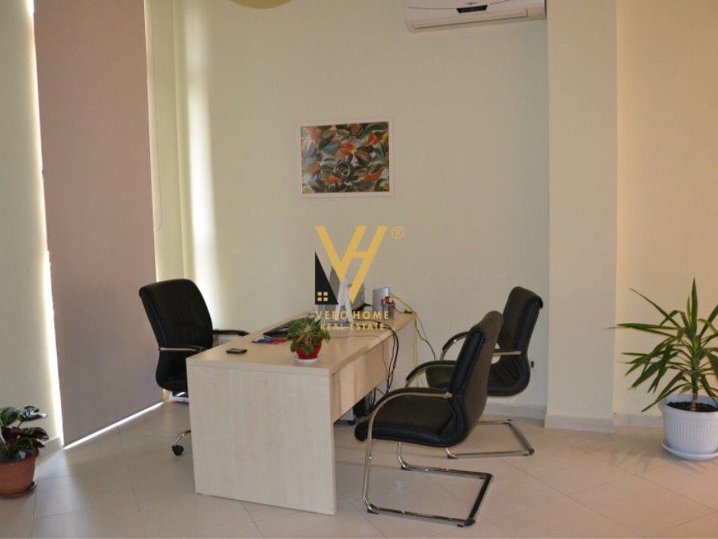 JEPET ME QIRA AMBIENT BIZNESI 40M2,RRUGA E DIBRES, 43.000 LEKE 3