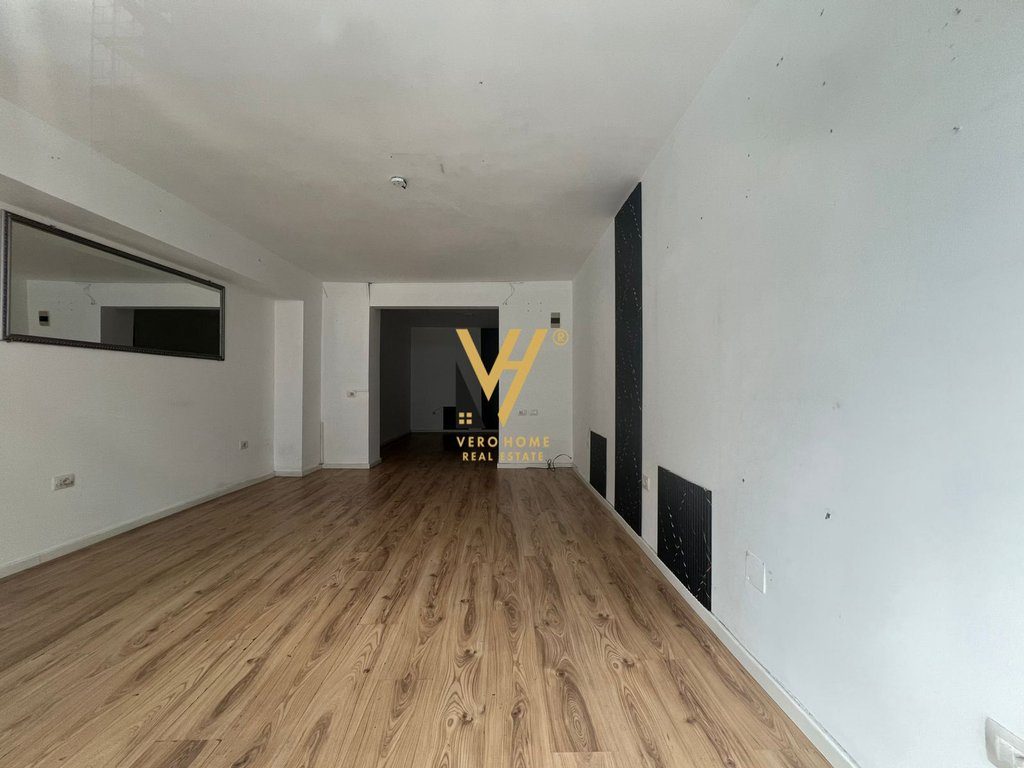 JEPET AMBIENT BIZNESI 50 M2 ME QERA TE STADIUMI DINAMO 700 EURO