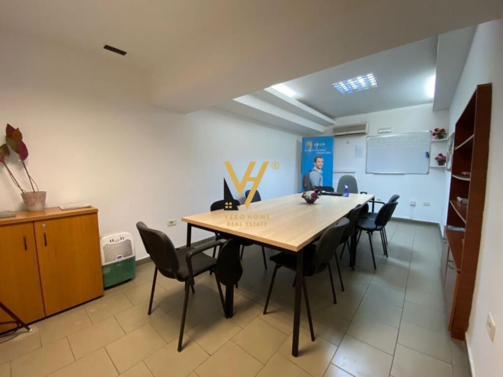 Shitet ambjent komercial te buze Rruges e Kavajes 275 m2 4