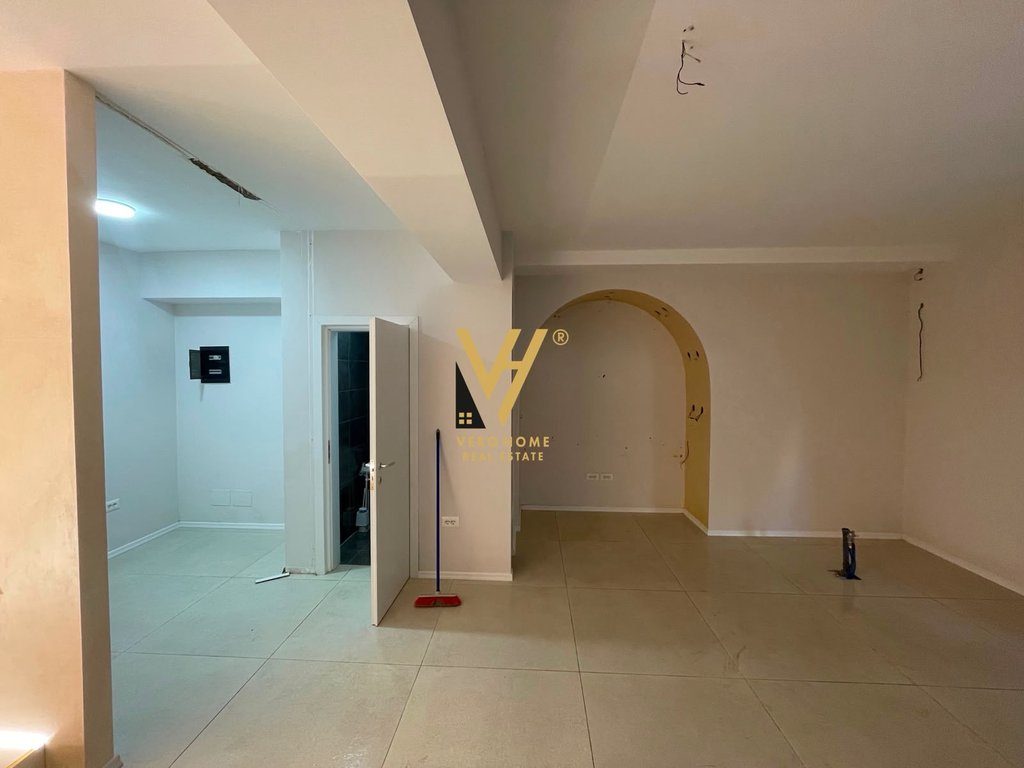 JEPET AMBIENT BIZNESI 80 M2 ME QERA TE IRFAN TOMINI 60.000 LEKE 2