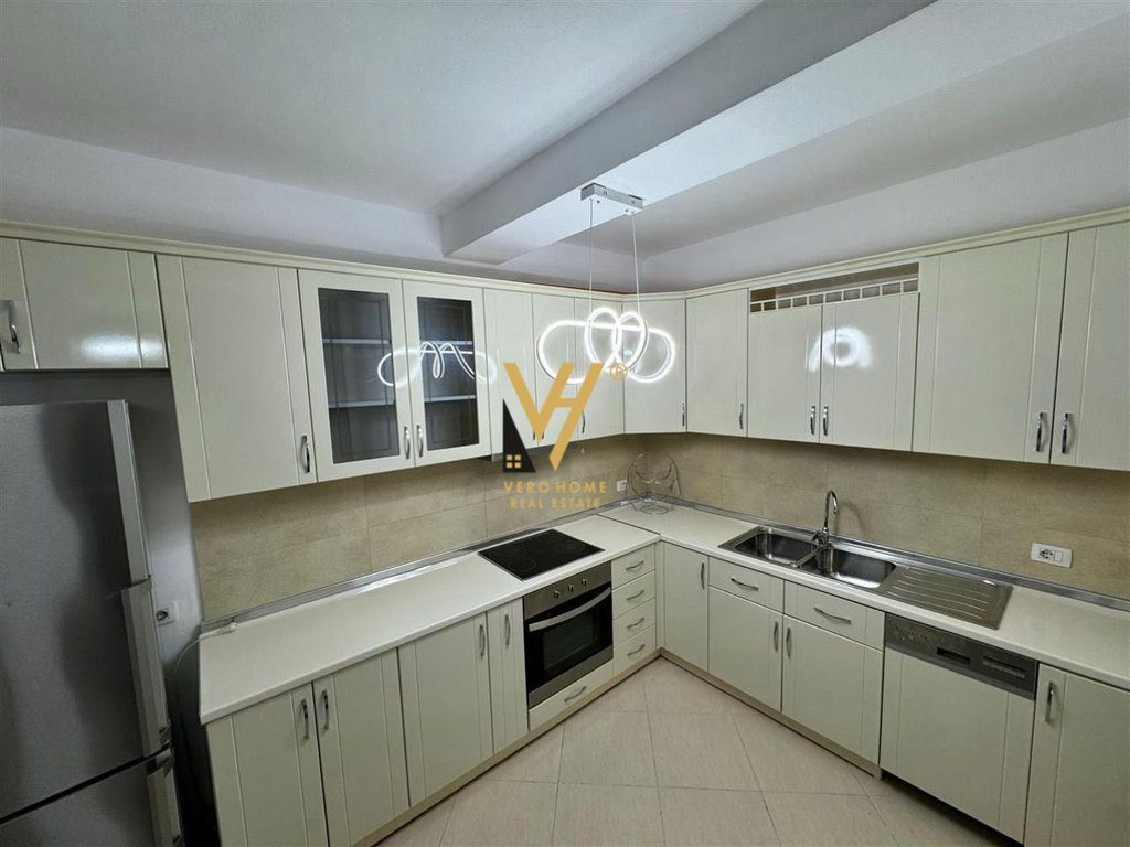 JEPET APARTAMENT 3+1+BLK ME QERA TE LIQENI THATE 1.000 EURO 3