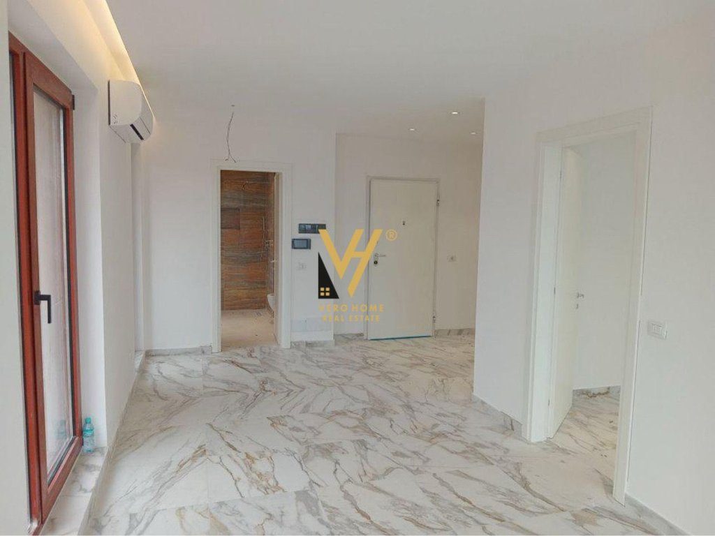 JEPET AMBIENT 70 M2 ME QERA TE RRUGA E KAVAJES 1.250 EURO 3