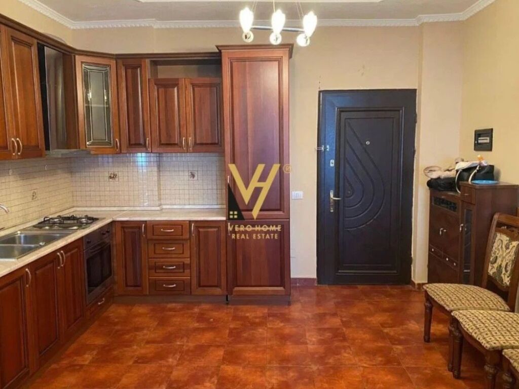 Jepet Apartament 2+1+ballkon me qera te Komuna e Parisit 110 m2 2