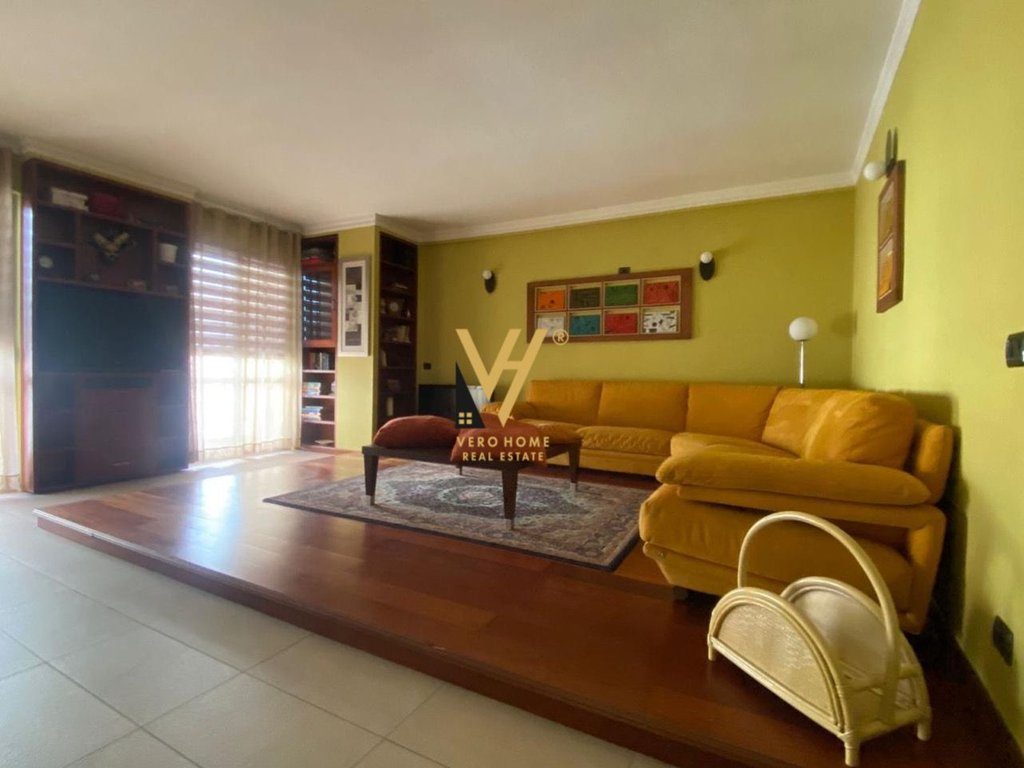 JEPET APARTAMENT 2+1+2 ME QERA TE RR.HOXHA TASIM 850 EURO