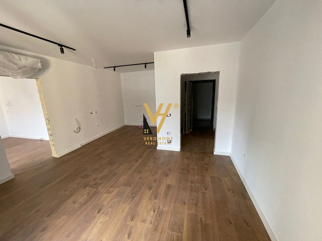 JEPET ZYRE 67 M2 ME QERA TE AIR ALBANIA 1.000 EURO 4