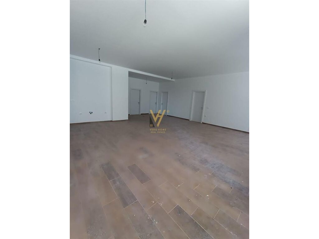 Jepet ambjent biznesi me qera te Kompleksi Zirkon 140 m2