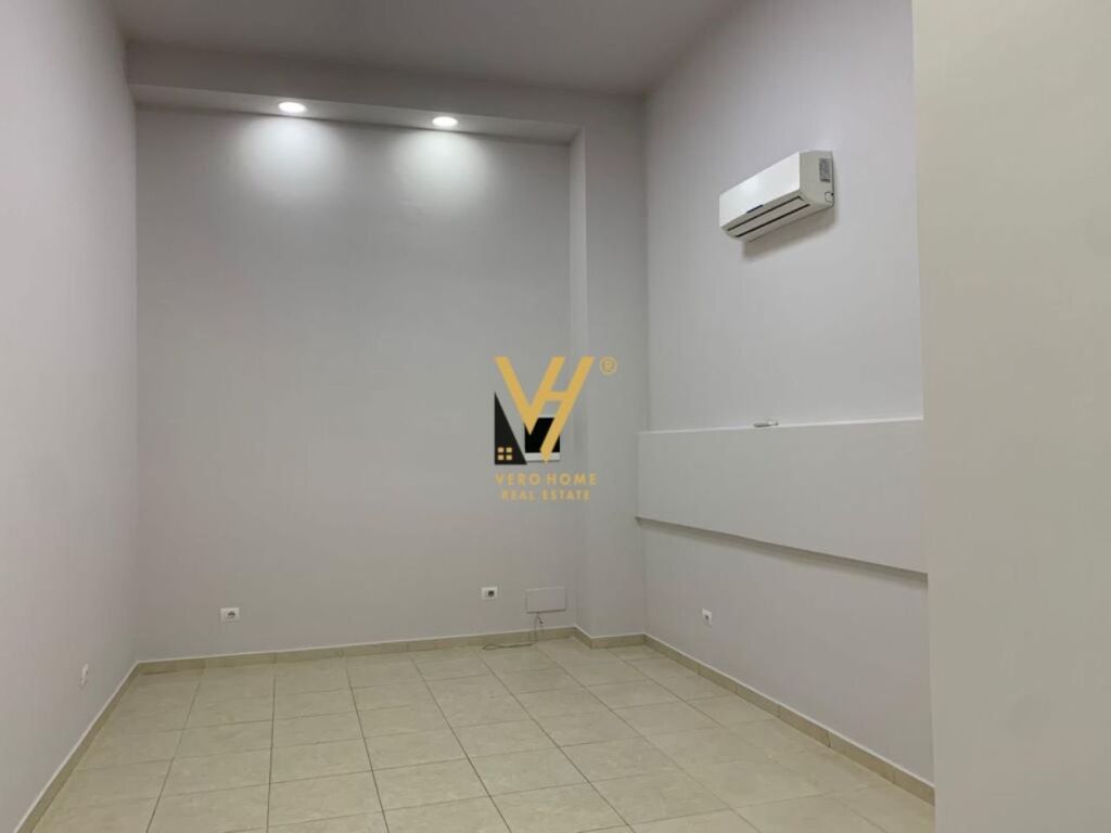 Jepet dyqan me qera te 21 Dhjetori 27 m2 2