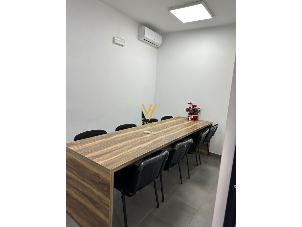 Jepet dyqan me qera te Rruga Hoxha Tahsim 70 m2