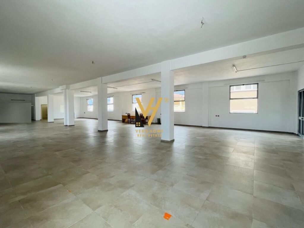 Jepet Magazine me qera te Sauku i Ri 430 m2 4