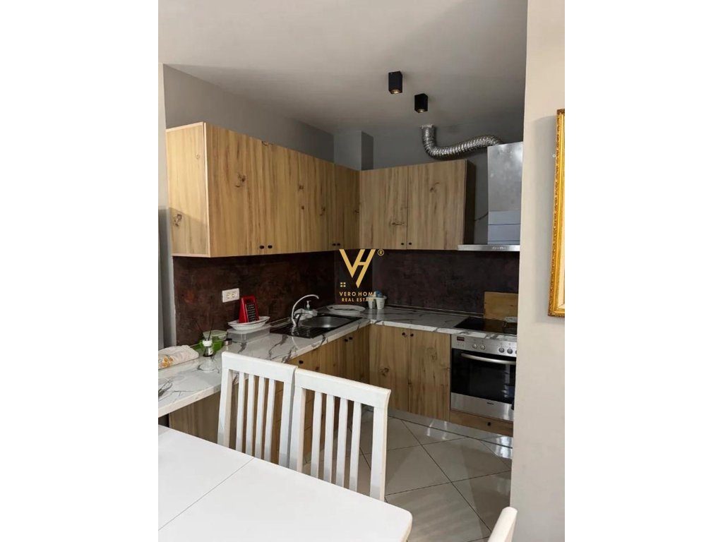JEPET APARTAMENT 3+1+BLK ME QIRA TE KOPSHTI BOTANIK 55.000 LEKE 2