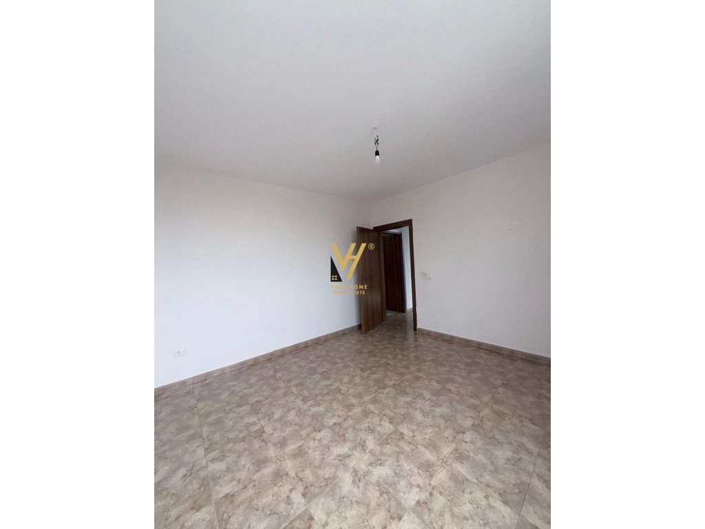 JEPET AMBIENT BIZNESI 78 M2 ME QERA TE ISH EKSPOZITA 50.000 LEKE