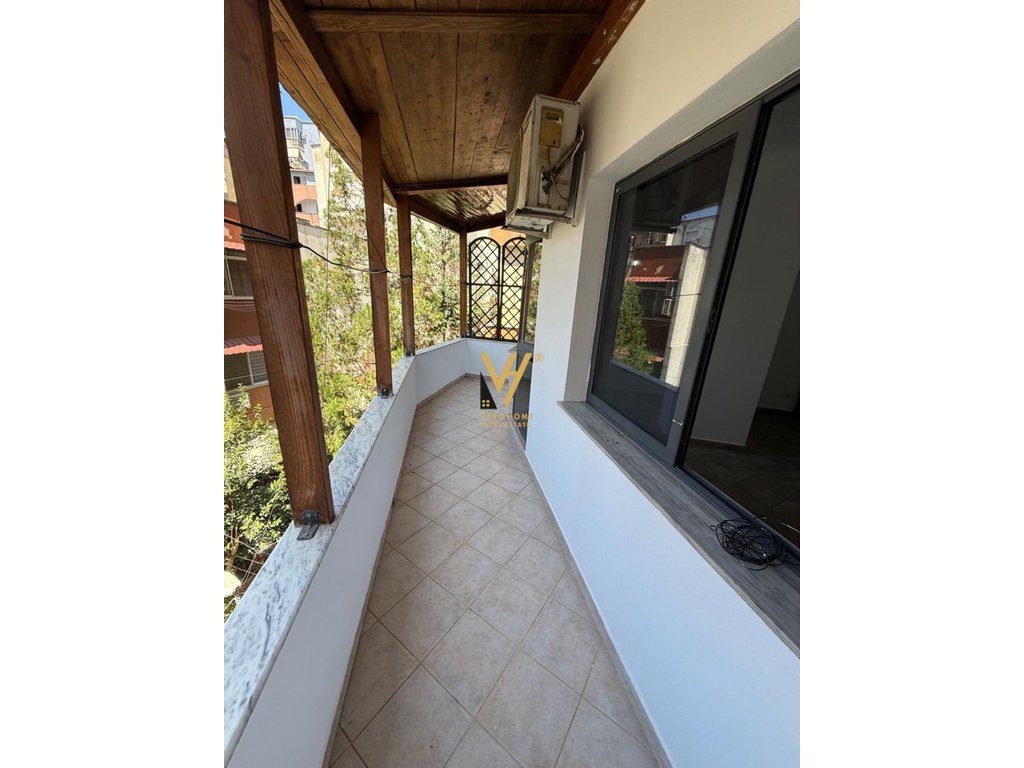 SHITET GAZONIERE 45 M2,PAZARI I RI, 110.000 EURO 3