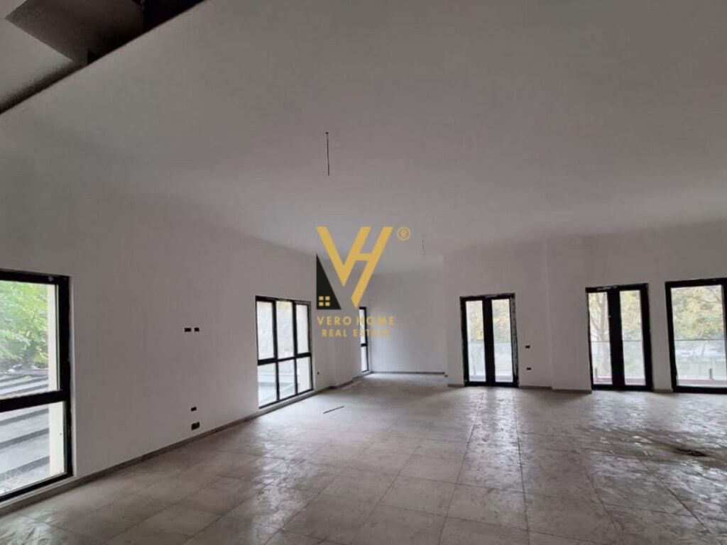 Jepet ambjent komercial me qera te Rruga e Dibres 612 m2 2