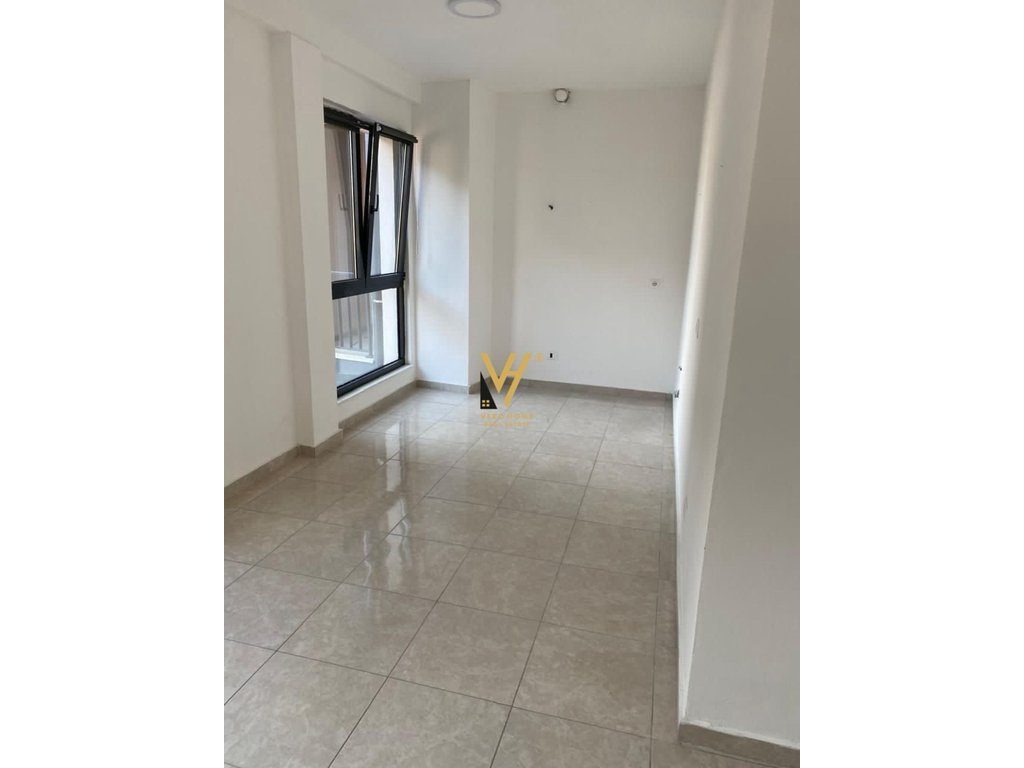 JEPET ZYRE 90 M2 ME QERA TE PAZARI I RI 80.000 LEKE 4