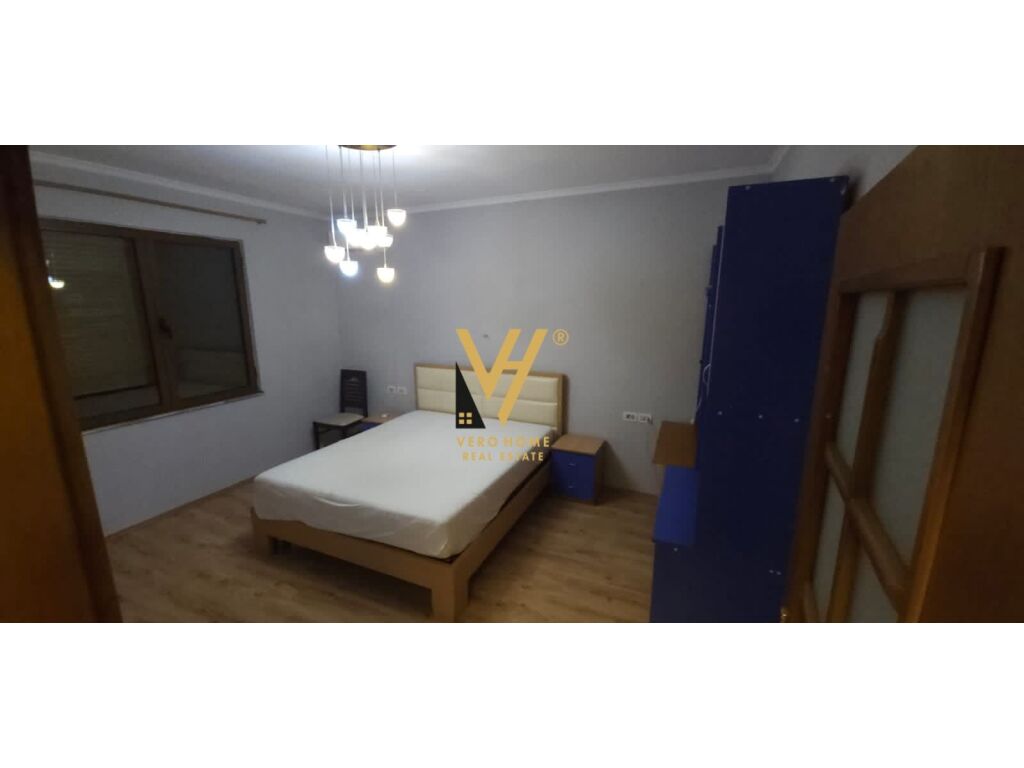 Jepet Apartament 4+1 me qera tek Medreseja 150 m2 2