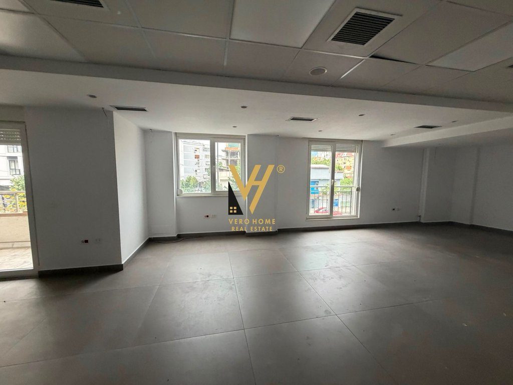 JEPET ZYRE 448 M2 ME QERA TE KIKA 2, KOMUNA PARISIT 7.000 EURO 2