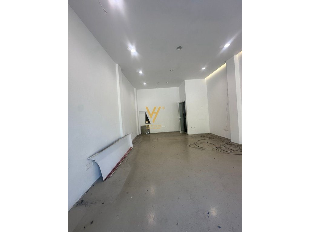 JEPET AMBIENT BIZNESI 38 M2 ME QIRA TE RRUGA E BARRIKADAVE 1.500 EURO