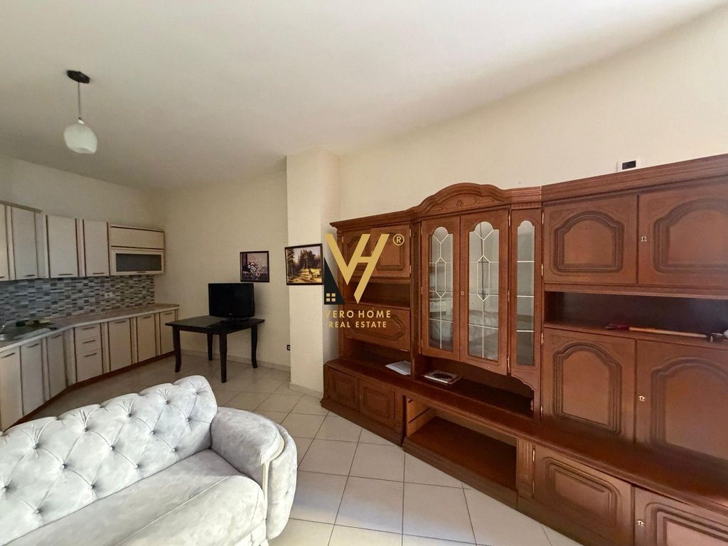 JEPET APARTAMENT 1+1+VERANDE ME QERA NE ASTIR 40.000 LEKE 2