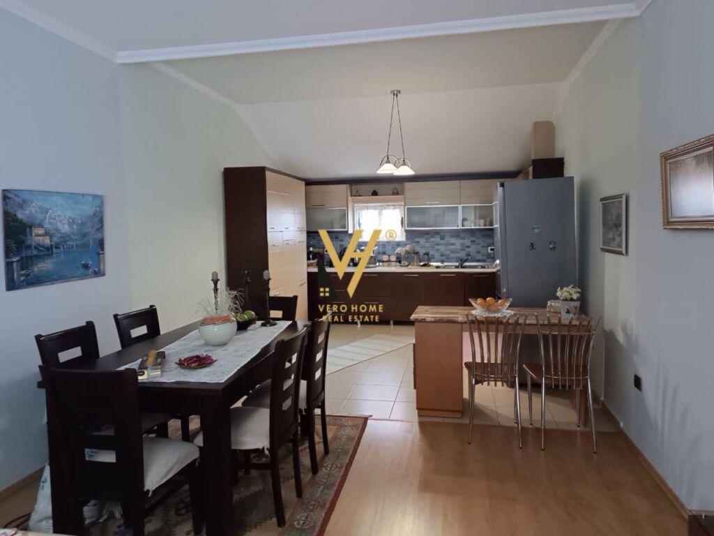 Jepet Apartament 2+1+2+ballkon me qera te 21 Dhjetori 147 m2