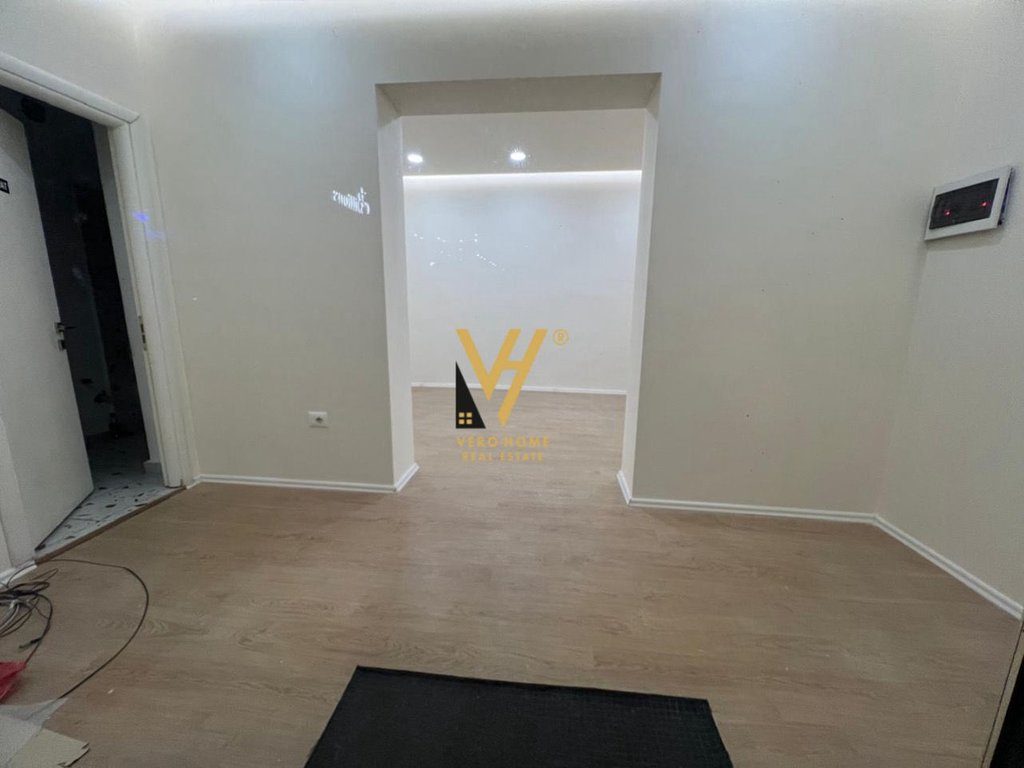 JEPET DYQAN 35 M2 ME QIRA TE KOMUNA E PARISIT 65.000 LEKE