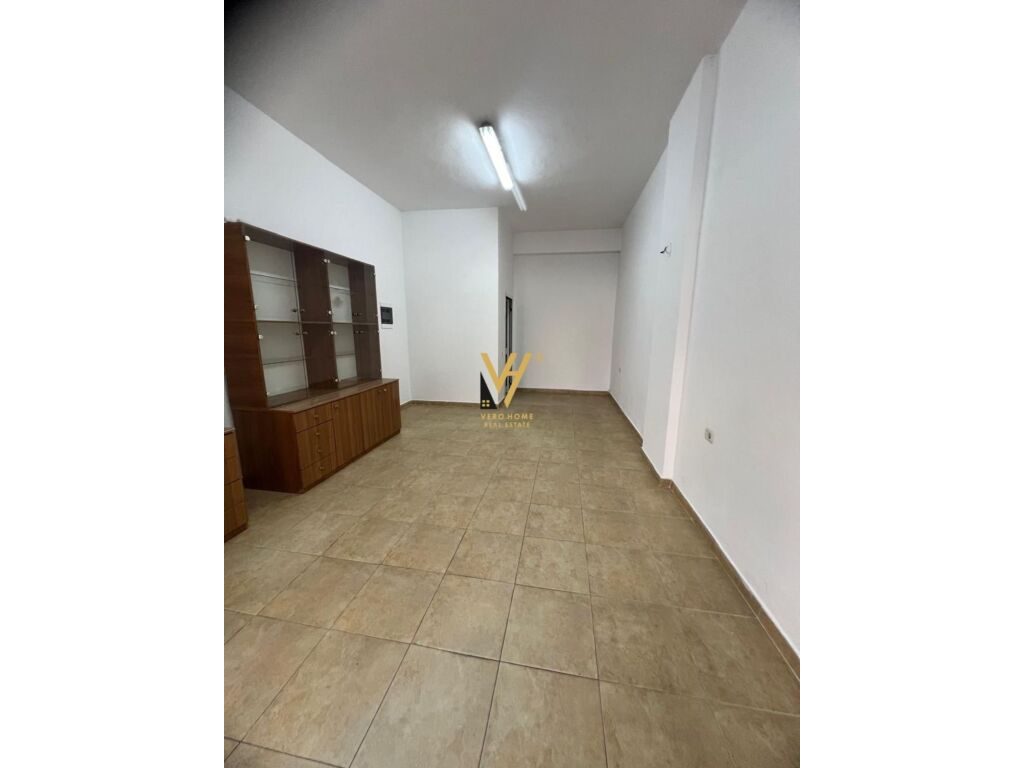 Jepet Dyqan me qera te Pazari i Ri 38 m2 2