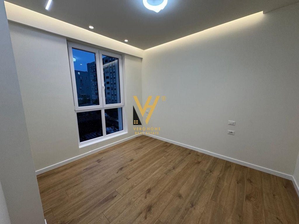 JEPET ZYRE 50 M2 ME QERA TEK KESH, VASIL SHANTO 1.000 EURO 2