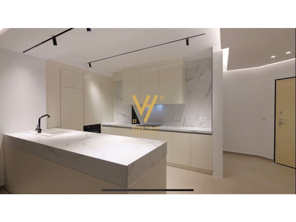 Shitet Penthouse 3+1+2 ne Sarande 365 m2