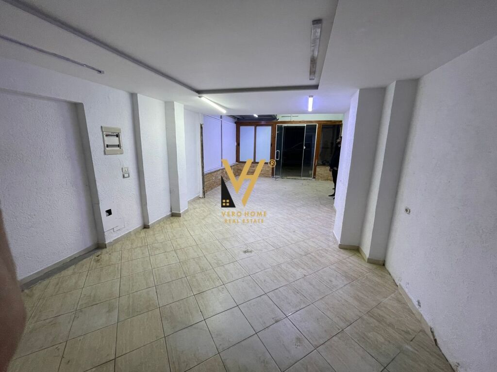 Jepet dyqan me qera ne Vasil Shanto 50 m2